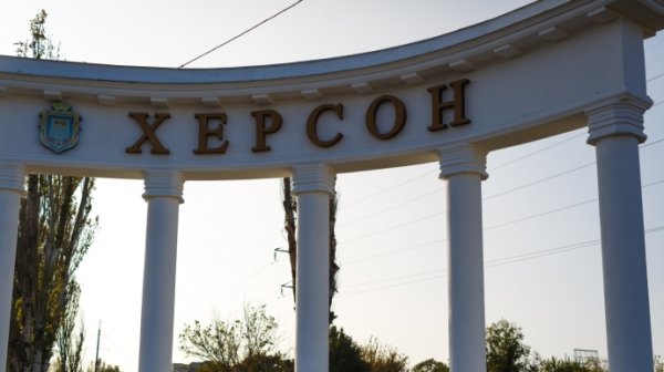 Российские войска с дрона атаковали "скорую" в Херсоне, есть раненые Российские войска с дрона атаковали "скорую" в Херсоне, есть раненые