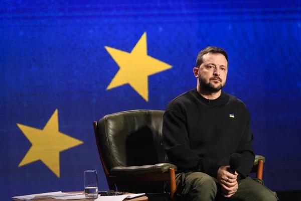 Зеленский говорит, что санкции ЕС против россии опаздывают по меньшей мере на год
Зеленский говорит, что санкции ЕС против россии опаздывают по меньшей мере на год