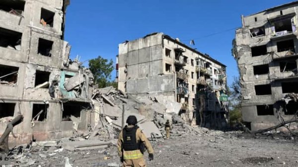 РФ ударила КАБом по многоэтажке в Мирнограде: есть погибший и раненые РФ ударила КАБом по многоэтажке в Мирнограде: есть погибший и раненые