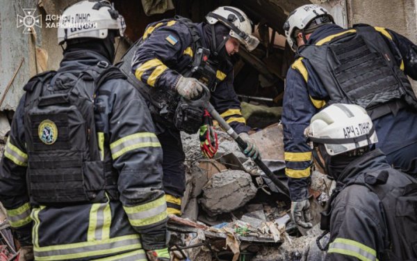 З-під завалів зруйнованого РФ будинку у Харкові дістали тіло молодого чоловіка
З-під завалів зруйнованого РФ будинку у Харкові дістали тіло молодого чоловіка