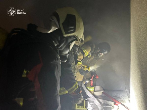 Російські дрони атакували Київ: є влучання у багатоповерхівку в Солом’янському районі, поранені люди (оновлення)
Російські дрони атакували Київ: є влучання у багатоповерхівку в Солом’янському районі, поранені люди (оновлення)