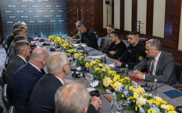 Зеленський обговорив з керівниками провідних оборонних компаній світу розширення співпраці
Зеленський обговорив з керівниками провідних оборонних компаній світу розширення співпраці