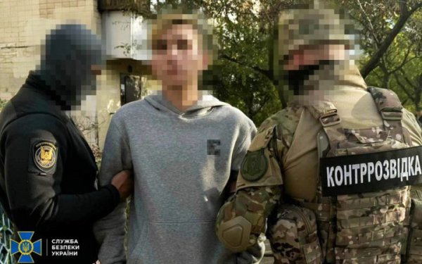 Двох мешканців Києва віком 17 та 21 рік затримали за підозрою у наведенні “шахедів” на радіолокаційні станції
Двох мешканців Києва віком 17 та 21 рік затримали за підозрою у наведенні “шахедів” на радіолокаційні станції