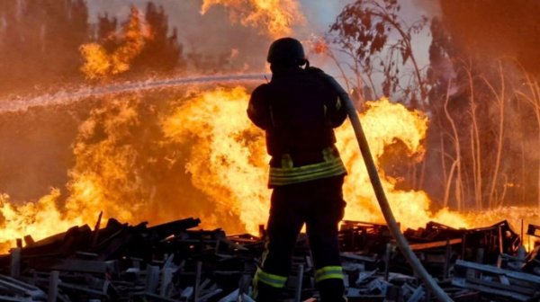 Россияне ударили по Херсону: вспыхнул масштабный пожар Россияне ударили по Херсону: вспыхнул масштабный пожар