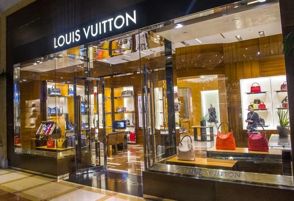 Louis Vuitton потеряла 23 млрд евро стоимости на фоне слабого спроса в Китае
Louis Vuitton потеряла 23 млрд евро стоимости на фоне слабого спроса в Китае