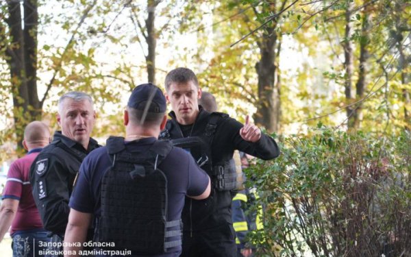 Окупанти вдарили по житловому кварталу Запоріжжя (оновлено)
Окупанти вдарили по житловому кварталу Запоріжжя (оновлено)