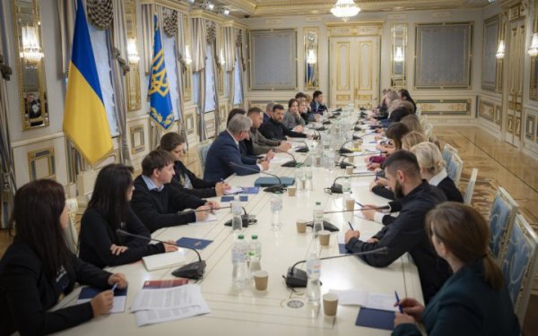 Зеленський зустрівся з представниками громадянського суспільства і представив їм план перемоги
Зеленський зустрівся з представниками громадянського суспільства і представив їм план перемоги