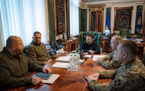 Зеленський на нараді з Сирським обговорив хід Курської операції: "зберігаємо позиції та не дозволяємо ворогу розширювати війну"
Зеленський на нараді з Сирським обговорив хід Курської операції: "зберігаємо позиції та не дозволяємо ворогу розширювати війну"