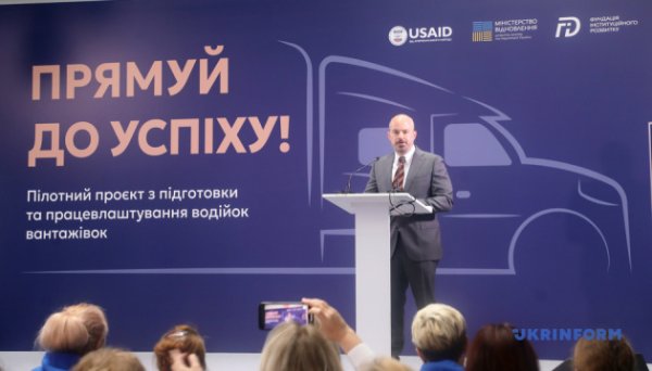 Приватний бізнес допоможе навчати жінок водіння вантажівок Приватний бізнес допоможе навчати жінок водіння вантажівок