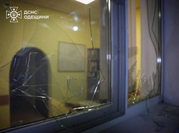 Захватчики ударили ракетами по пожарной части в Одессе: пострадали два спасателя Захватчики ударили ракетами по пожарной части в Одессе: пострадали два спасателя