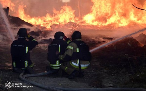 Ворожі війська атакували Херсон: горіло складське приміщення
Ворожі війська атакували Херсон: горіло складське приміщення