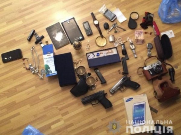 Иностранцы-воры убегали от погони, наехали на полицейских и протаранили 10 авто Иностранцы-воры убегали от погони, наехали на полицейских и протаранили 10 авто