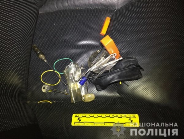 Иностранцы-воры убегали от погони, наехали на полицейских и протаранили 10 авто Иностранцы-воры убегали от погони, наехали на полицейских и протаранили 10 авто