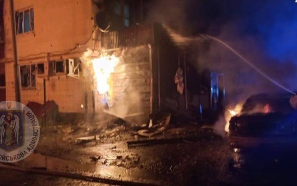 Уламки "шахедів" спричинили пожежу в будинку у Києві
Уламки "шахедів" спричинили пожежу в будинку у Києві
