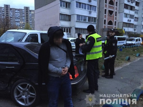 Иностранцы-воры убегали от погони, наехали на полицейских и протаранили 10 авто Иностранцы-воры убегали от погони, наехали на полицейских и протаранили 10 авто