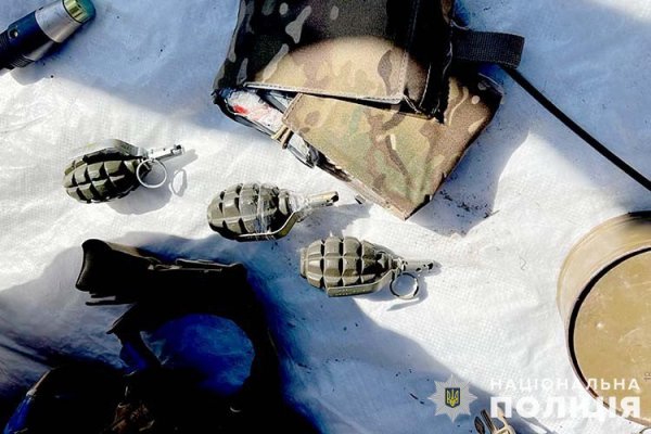 Житель Житомирщини торгував російською трофейною зброєю та боєприпасами
Житель Житомирщини торгував російською трофейною зброєю та боєприпасами