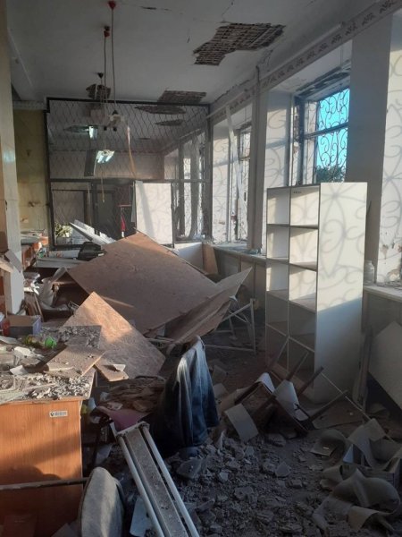 Унаслідок удару Росії в Костянтинівці знищено відділення "Укрпошти" і поранено співробітницю
                                