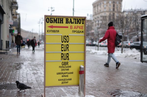 Почему в Украине растет доллар, падает евро, и что будет дальше
Почему в Украине растет доллар, падает евро, и что будет дальше