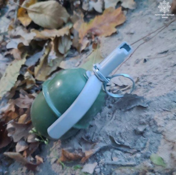 Киянка виявила у місті, ймовірно, гранату
Киянка виявила у місті, ймовірно, гранату