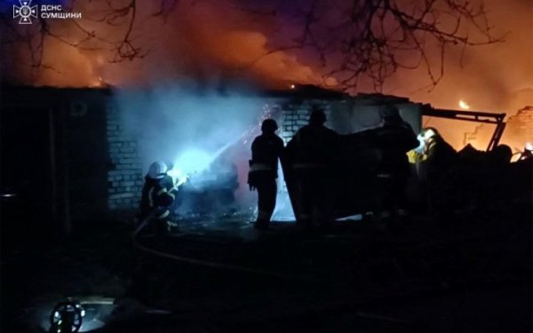 Після атаки росіян на Шостку зайнялася масштабна пожежа
Після атаки росіян на Шостку зайнялася масштабна пожежа