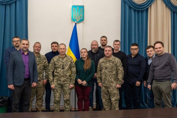 Сирський обговорив ситуацію на фронті з військовими та цивільними блогерами
Сирський обговорив ситуацію на фронті з військовими та цивільними блогерами