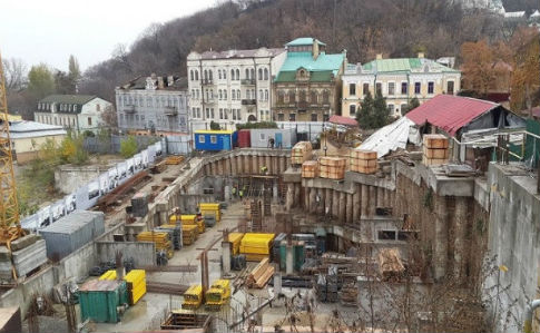 Скандальный отель на Андреевском спуске: застройщик легализовал забор Скандальный отель на Андреевском спуске: застройщик легализовал забор
