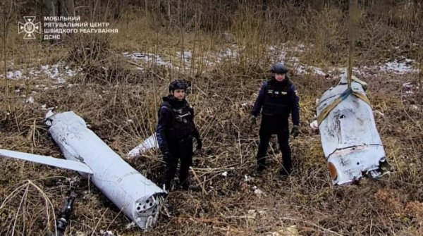 Саперы ГСЧС обнаружили остатки российской крылатой ракеты в Киеве Саперы ГСЧС обнаружили остатки российской крылатой ракеты в Киеве