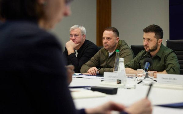 Зеленський обговорив з очільником МЗС призначення та заміну послів
Зеленський обговорив з очільником МЗС призначення та заміну послів