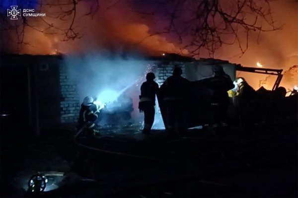 Після атаки росіян на Шостку зайнялася масштабна пожежа
Після атаки росіян на Шостку зайнялася масштабна пожежа