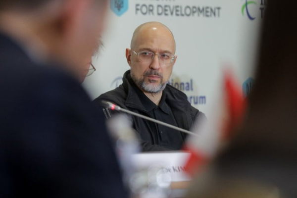 Шмыгаль рассказал, можно ли открыть авиапространство хотя бы частично
Шмыгаль рассказал, можно ли открыть авиапространство хотя бы частично