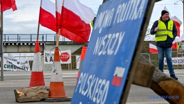 Блокада ПП «Медика-Шегині»: міністр сільського господарства Польщі зустрівся з протестувальниками Блокада ПП «Медика-Шегині»: міністр сільського господарства Польщі зустрівся з протестувальниками
