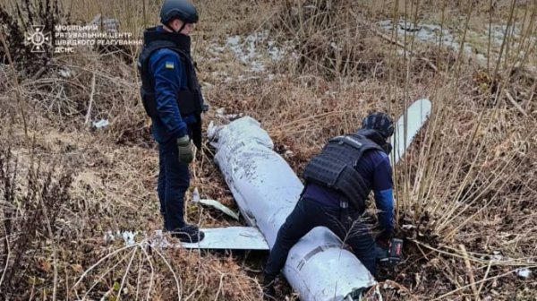 Саперы ГСЧС обнаружили остатки российской крылатой ракеты в Киеве Саперы ГСЧС обнаружили остатки российской крылатой ракеты в Киеве