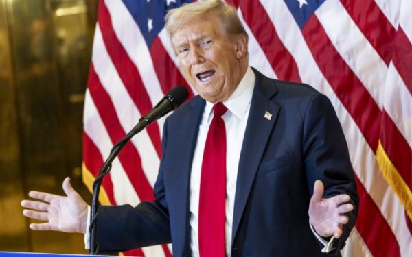 AP: Трамп хоче “посадити Україну та Росію за стіл переговорів у перший день президенства”
AP: Трамп хоче “посадити Україну та Росію за стіл переговорів у перший день президенства”