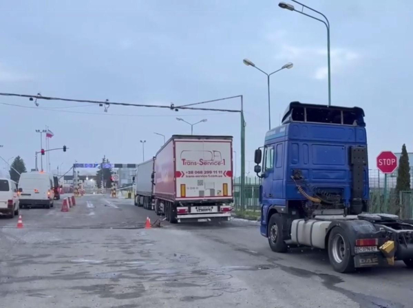 Польські фермери заблокували пункт пропуску на кордоні з Україною: озвучено вимоги Польські фермери заблокували пункт пропуску на кордоні з Україною: озвучено вимоги