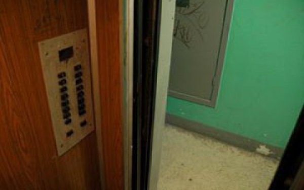 В багатоквартирних будинках в Лубнах припинили роботу ліфтів, оскільки спеціаліста з їх обслуговування мобілізували
В багатоквартирних будинках в Лубнах припинили роботу ліфтів, оскільки спеціаліста з їх обслуговування мобілізували