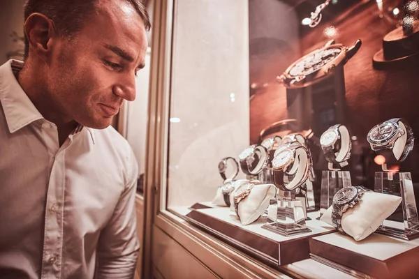 Спрос на luxury-товары падает: Экспорт швейцарских часов снизился на 2%
Спрос на luxury-товары падает: Экспорт швейцарских часов снизился на 2%