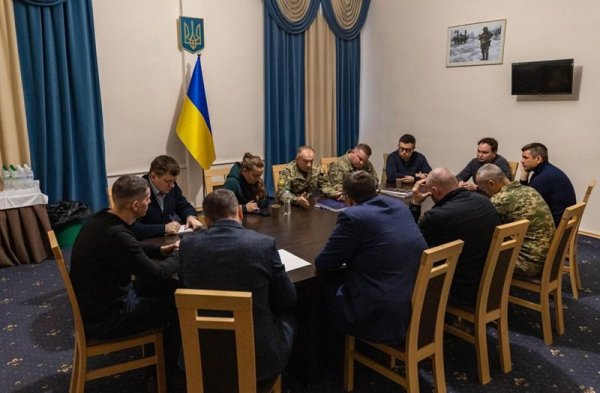 Сирський обговорив ситуацію на фронті з військовими та цивільними блогерами
Сирський обговорив ситуацію на фронті з військовими та цивільними блогерами
