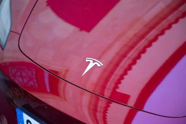 Поставки Tesla в Китай сократились в октябре после рекордного квартала
Поставки Tesla в Китай сократились в октябре после рекордного квартала