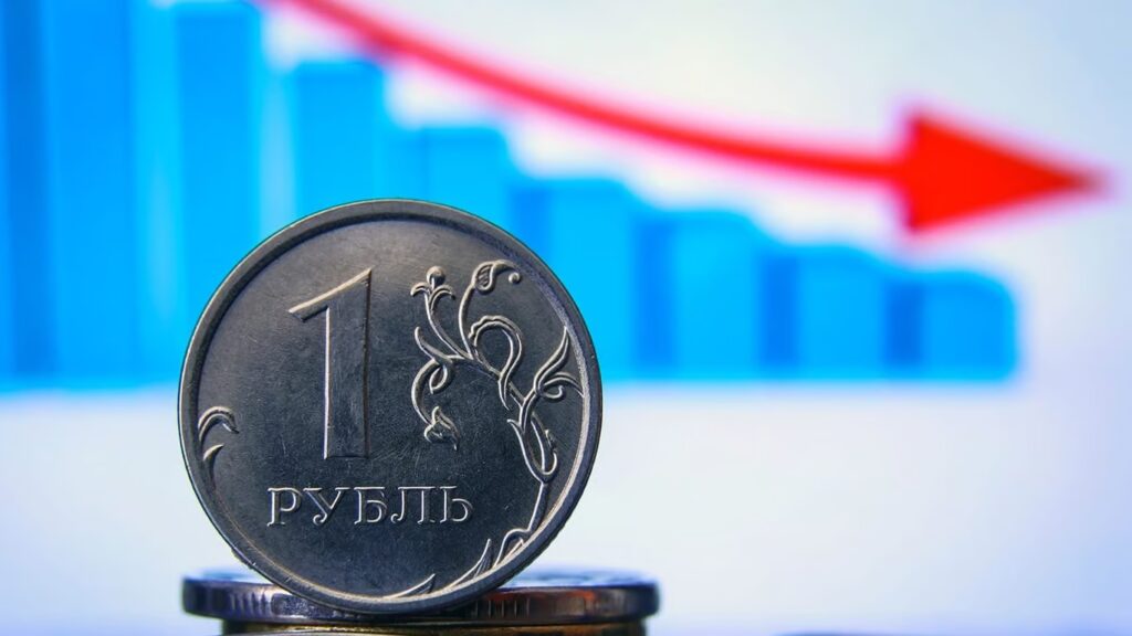 российский рубль упал ниже отметки 100 руб за доллар, впервые за год