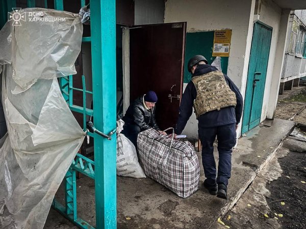 Рятувальники за день евакуювали шістьох людей похилого віку з Харківщини
Рятувальники за день евакуювали шістьох людей похилого віку з Харківщини
