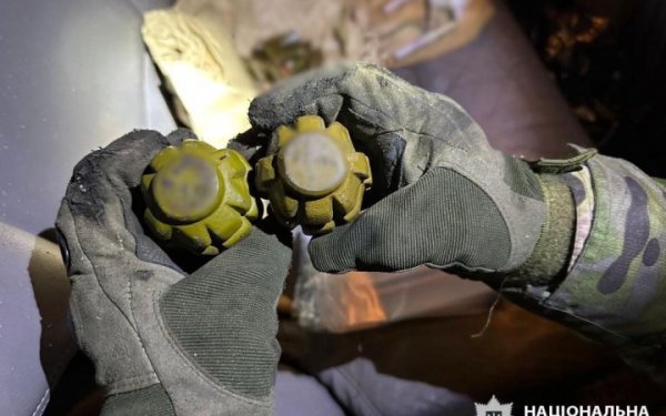 На Київщині поліцейські виявили в машині гранати та підривачі
На Київщині поліцейські виявили в машині гранати та підривачі