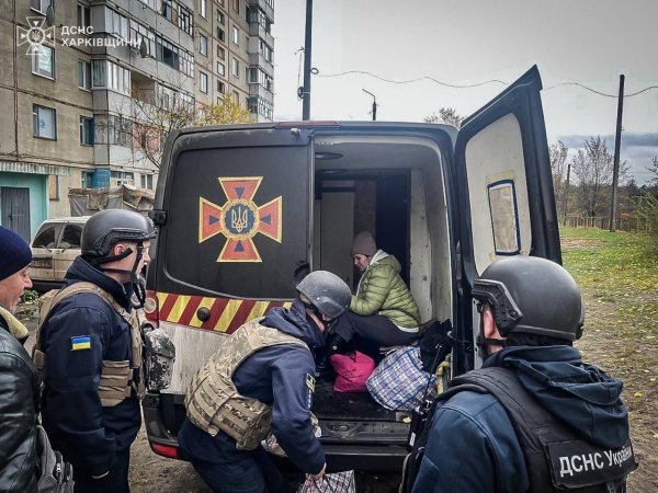 Рятувальники за день евакуювали шістьох людей похилого віку з Харківщини
Рятувальники за день евакуювали шістьох людей похилого віку з Харківщини