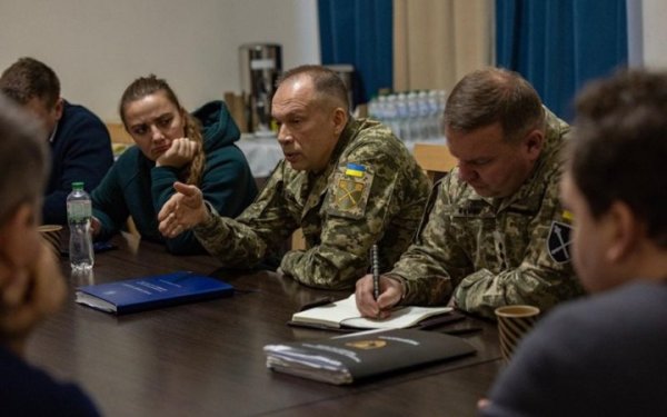 Сирський обговорив ситуацію на фронті з військовими та цивільними блогерами
Сирський обговорив ситуацію на фронті з військовими та цивільними блогерами