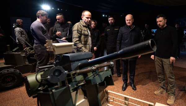 Зеленський показав Шольцу «розумні» безпілотні системи, які виробляють в Україні Зеленський показав Шольцу «розумні» безпілотні системи, які виробляють в Україні
