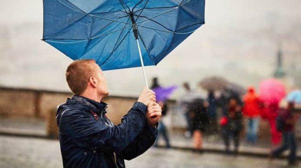 В понедельник в Украине дожди и сильный ветер В понедельник в Украине дожди и сильный ветер