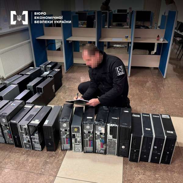 БЭБ разоблачило сеть колл-центров, которые обманули украинцев более чем на 100 миллионов (фото)
БЭБ разоблачило сеть колл-центров, которые обманули украинцев более чем на 100 миллионов (фото)