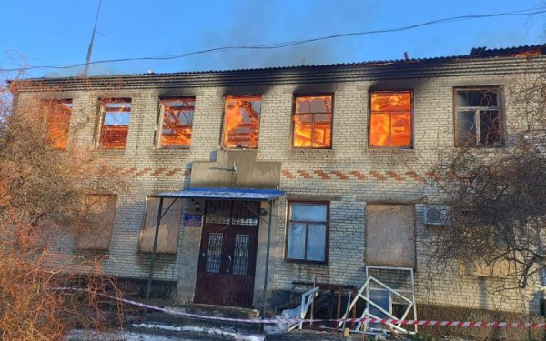 Росіяни скинули вибухівку з дрона на адмінбудівлю в Сумській області
Росіяни скинули вибухівку з дрона на адмінбудівлю в Сумській області