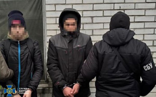 СБУ затримала ще 5 паліїв, які на замовлення російських спецслужб намагалися знищити військові авто
СБУ затримала ще 5 паліїв, які на замовлення російських спецслужб намагалися знищити військові авто