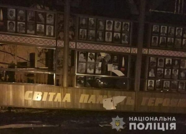 В Хмельницком повредили мемориал в честь героев Небесной сотни В Хмельницком повредили мемориал в честь героев Небесной сотни