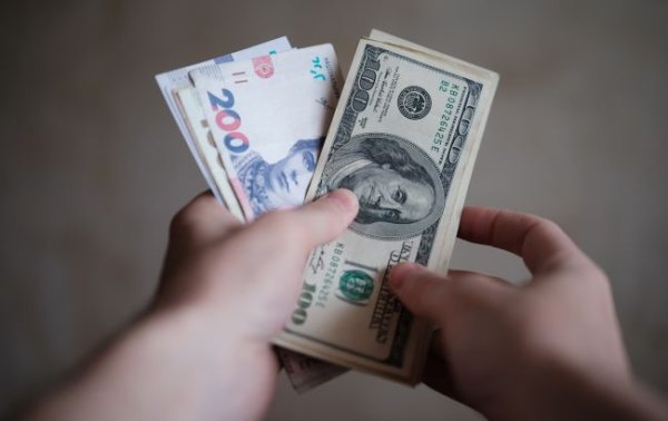 Что будет с курсом доллара и вырастут ли зарплаты в Украине: прогноз на 2025 год
Что будет с курсом доллара и вырастут ли зарплаты в Украине: прогноз на 2025 год